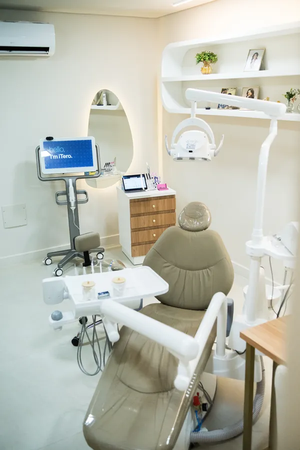 Consultório da Paiva Odonto com cadeira odontológica e scanner intraoral iTero